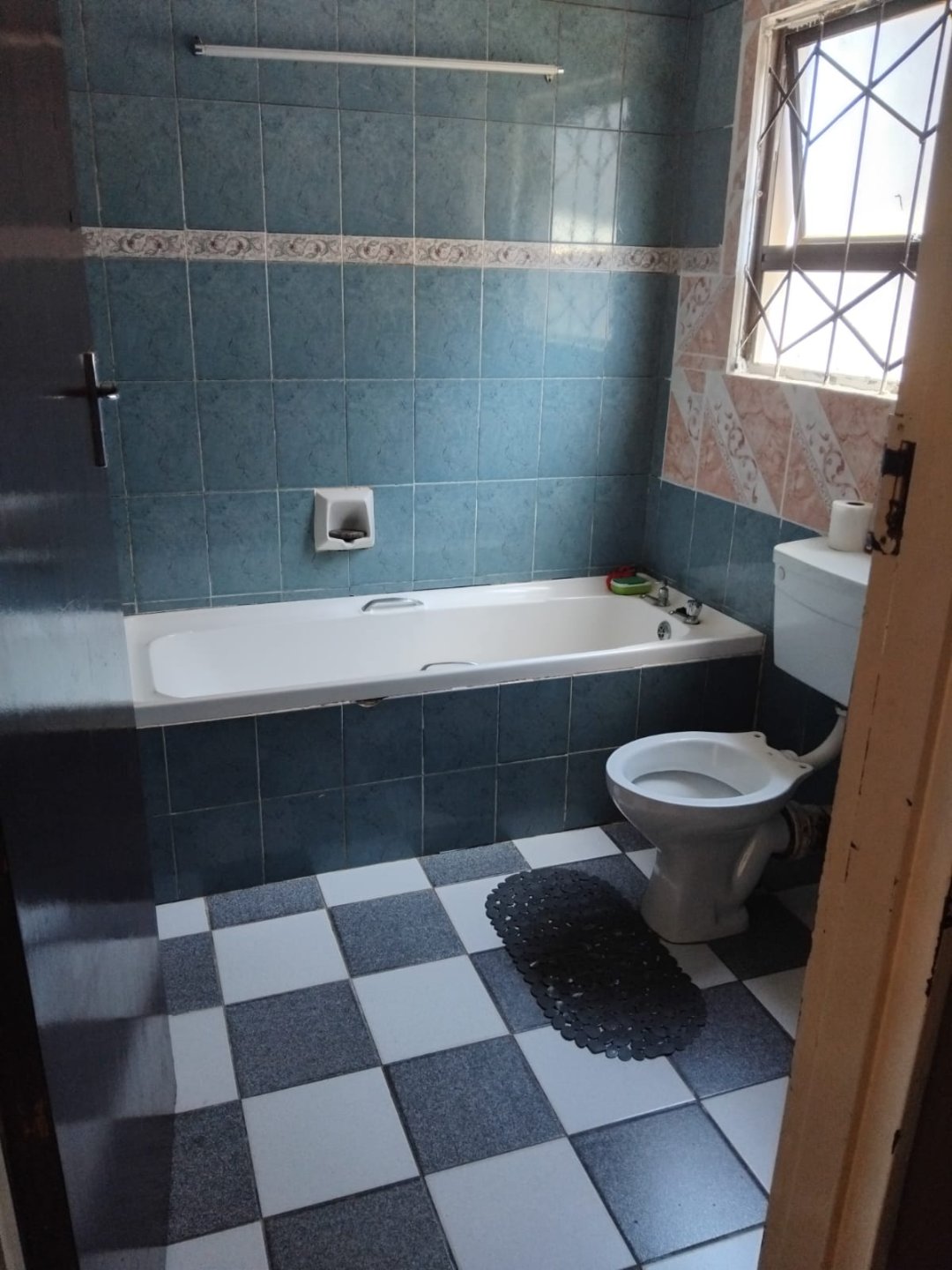 8 BEAUTIFUL 3 BEDROOM HOME WITH FLATLET