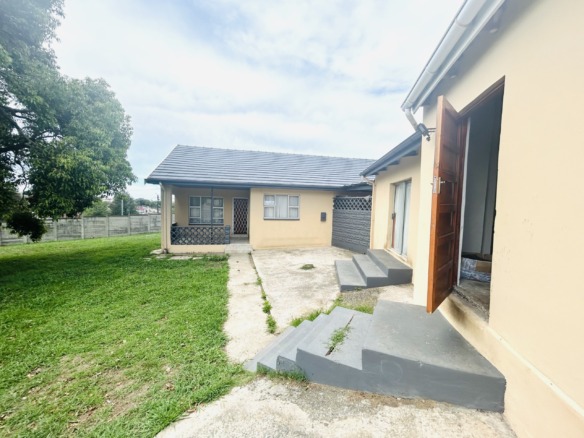 3 bedroom house with flat in Amalinda