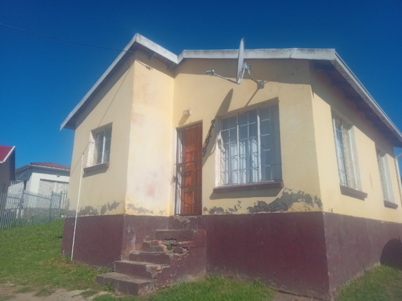 TWO BEDROOM HOUSE FOR SALE IN GOLF COURSE