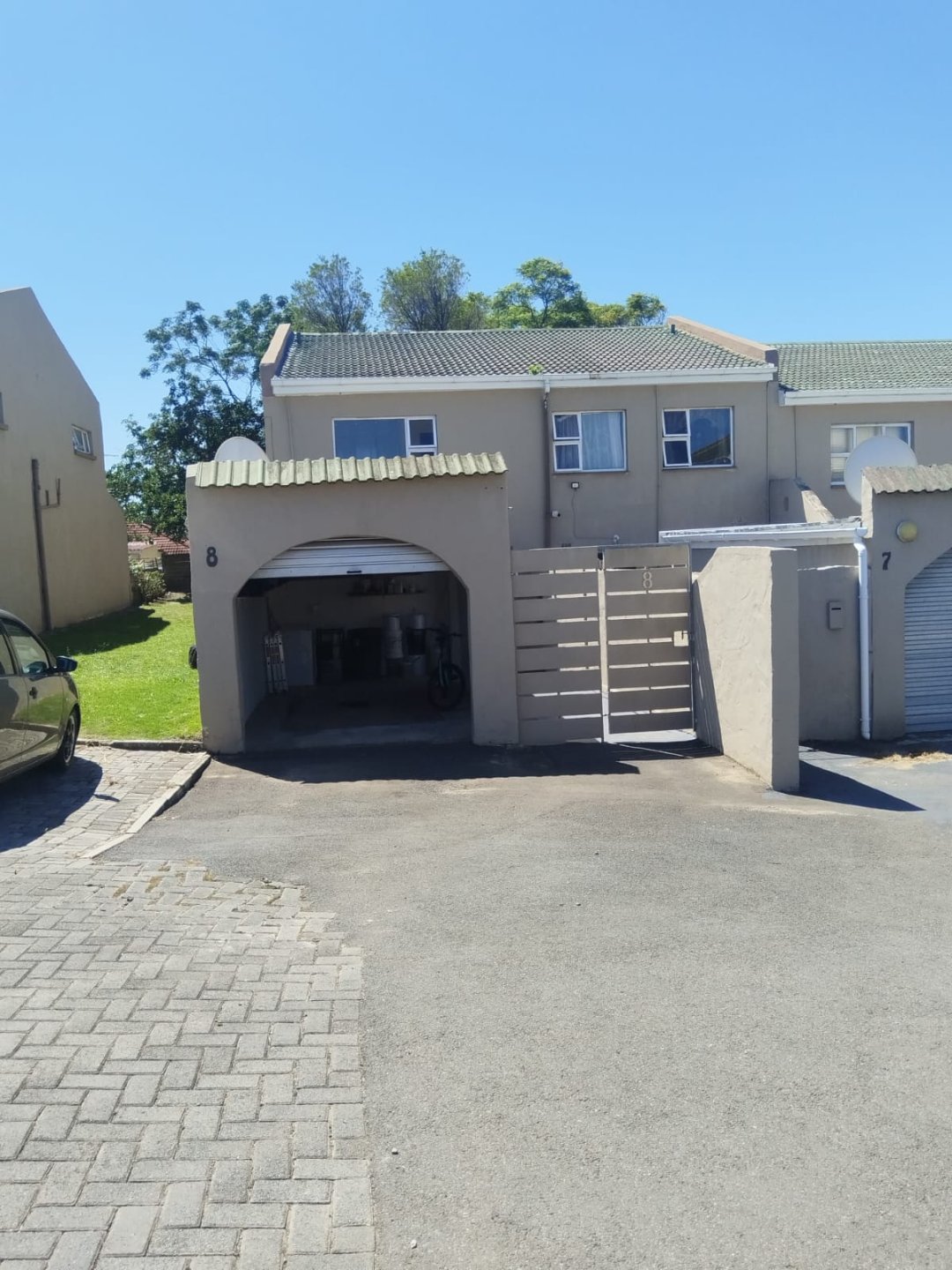 1 Modern Family Living in Mount Anne