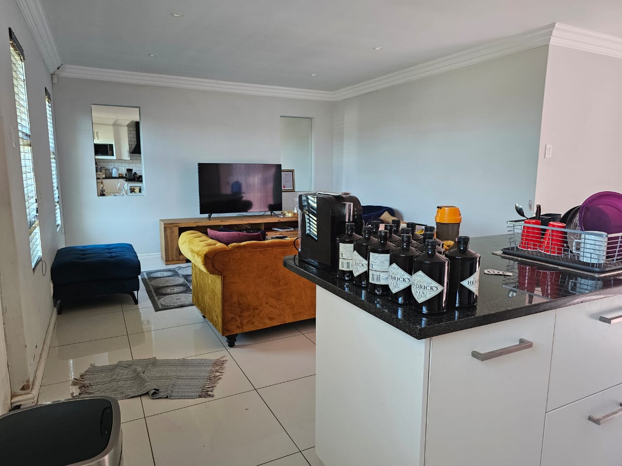 10 Fantastic lock-up townhouse for sale