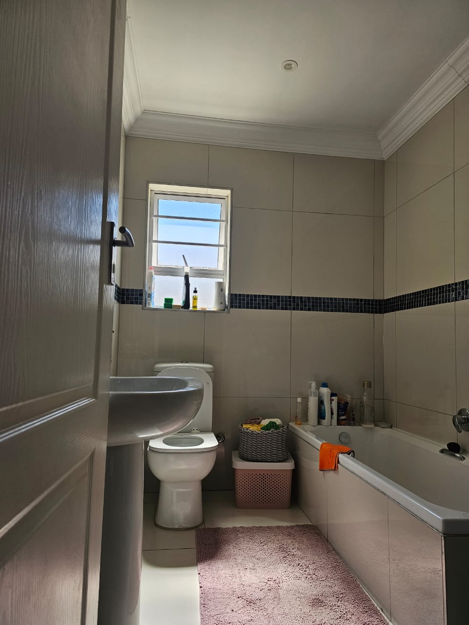 19 Fantastic lock-up townhouse for sale