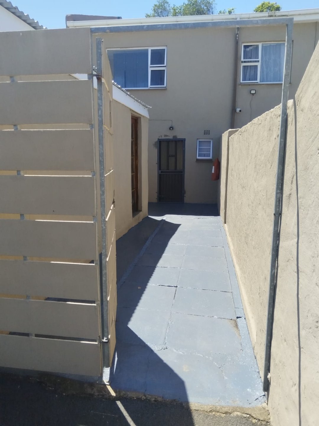 2 Modern Family Living in Mount Anne
