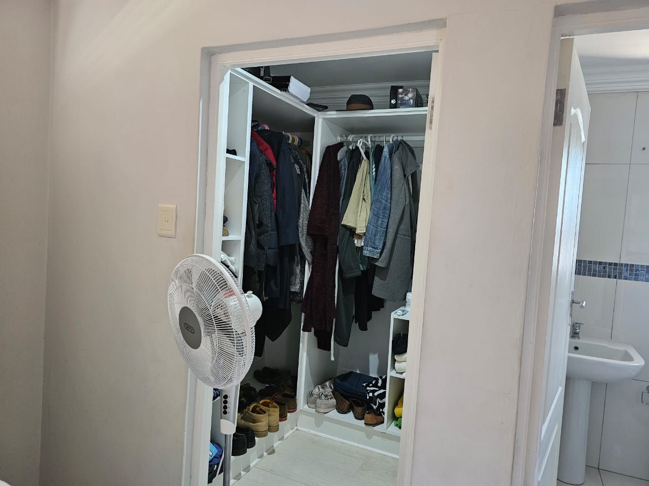 21 Fantastic lock-up townhouse for sale