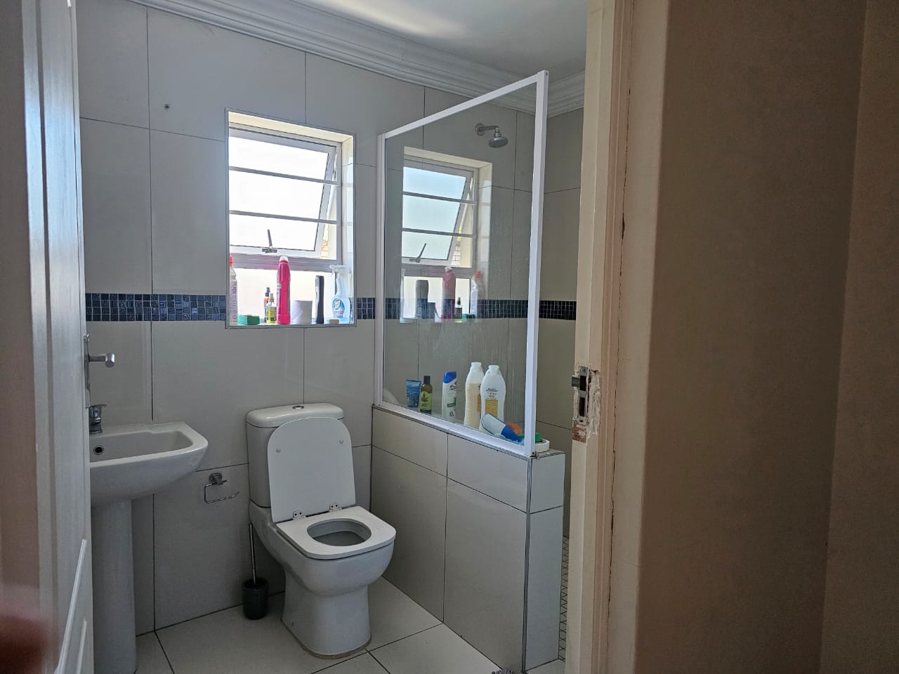 25 Fantastic lock-up townhouse for sale