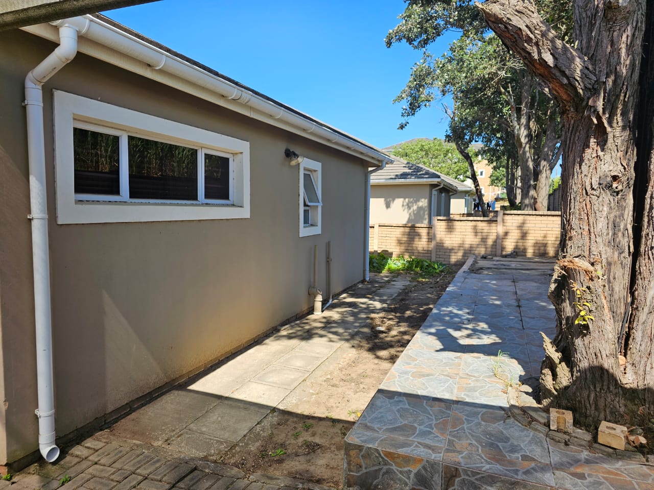 39 Fantastic lock-up townhouse for sale