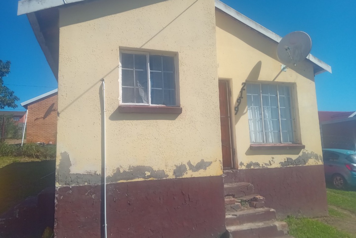 TWO BEDROOM HOUSE FOR SALE IN GOLF COURSE