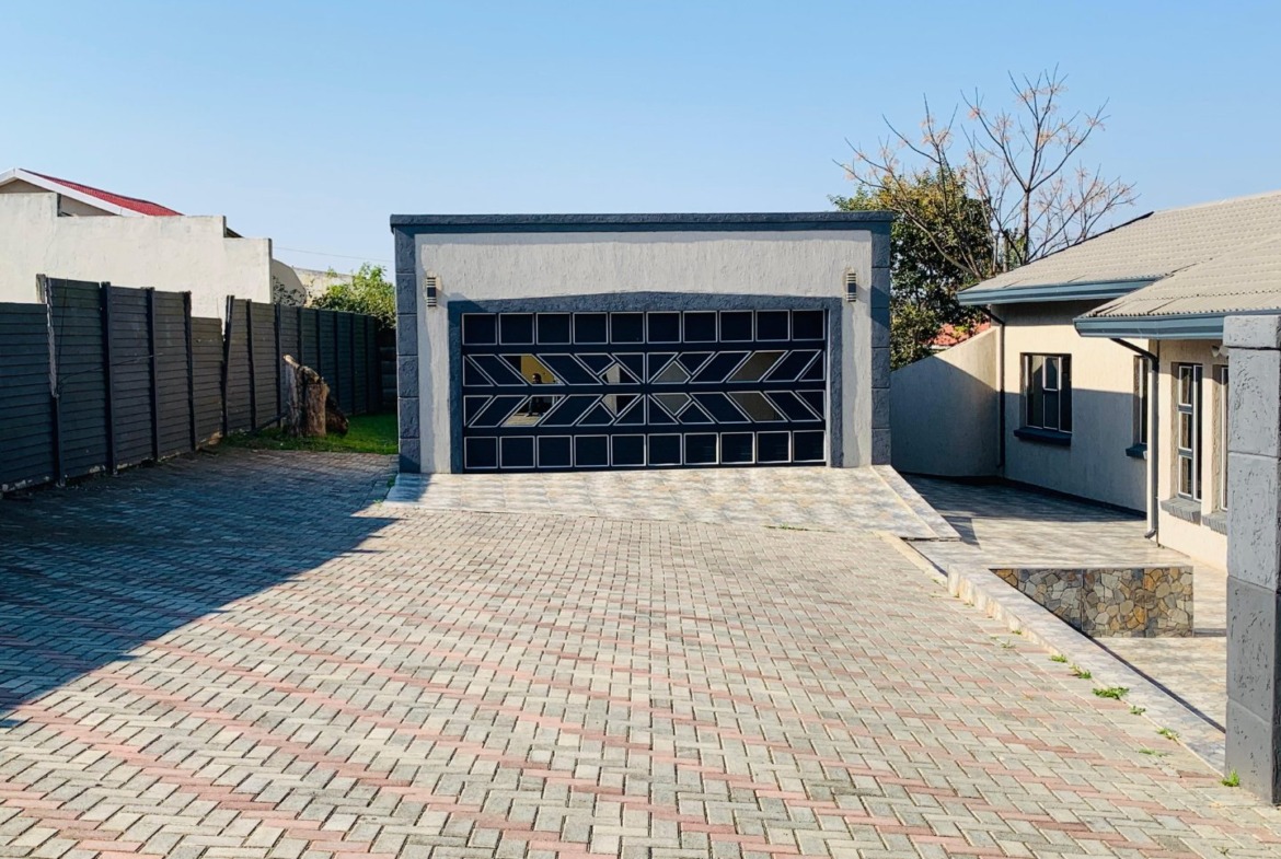 Elegant 4 Bedroom House for Grabs in KWT