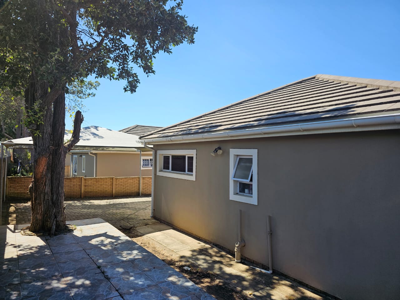 42 Fantastic lock-up townhouse for sale