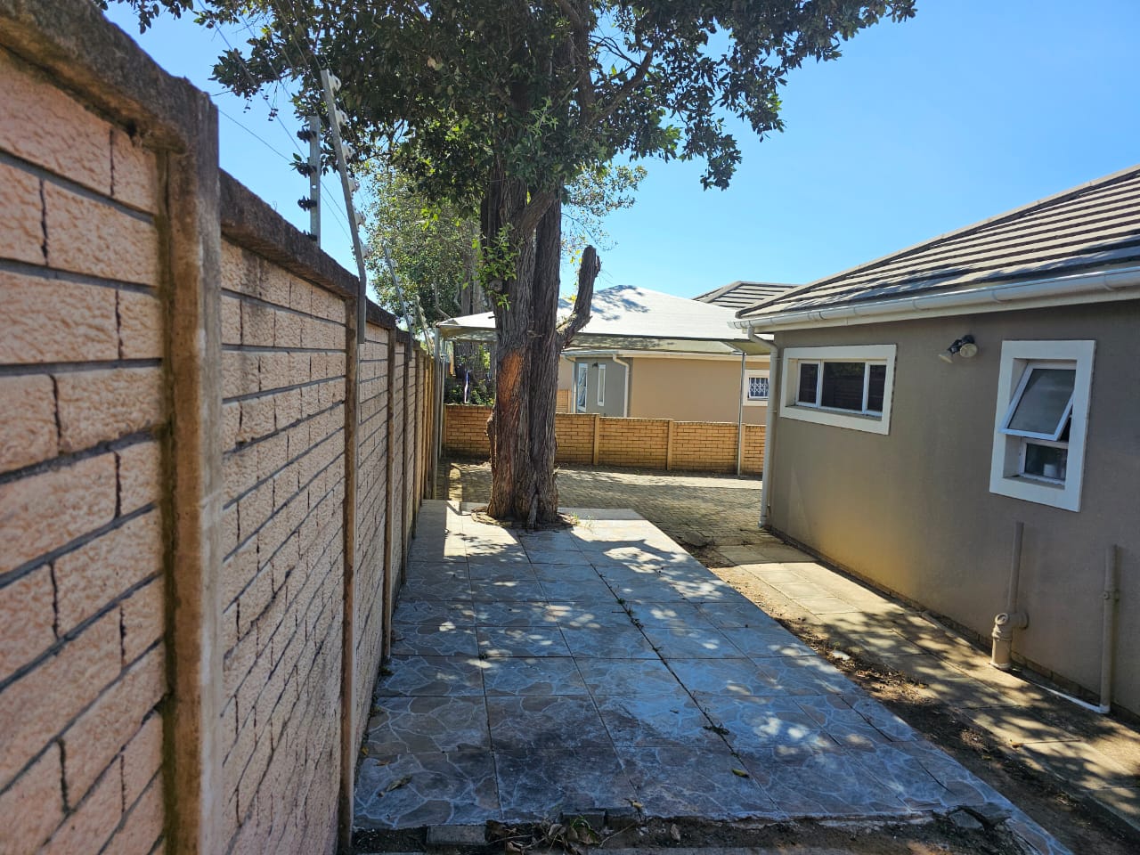 46 Fantastic lock-up townhouse for sale