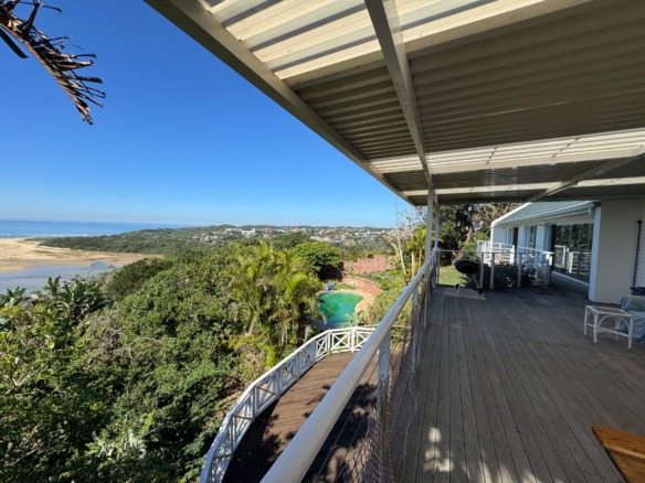 Family home in Beacon Bay with income granny flat