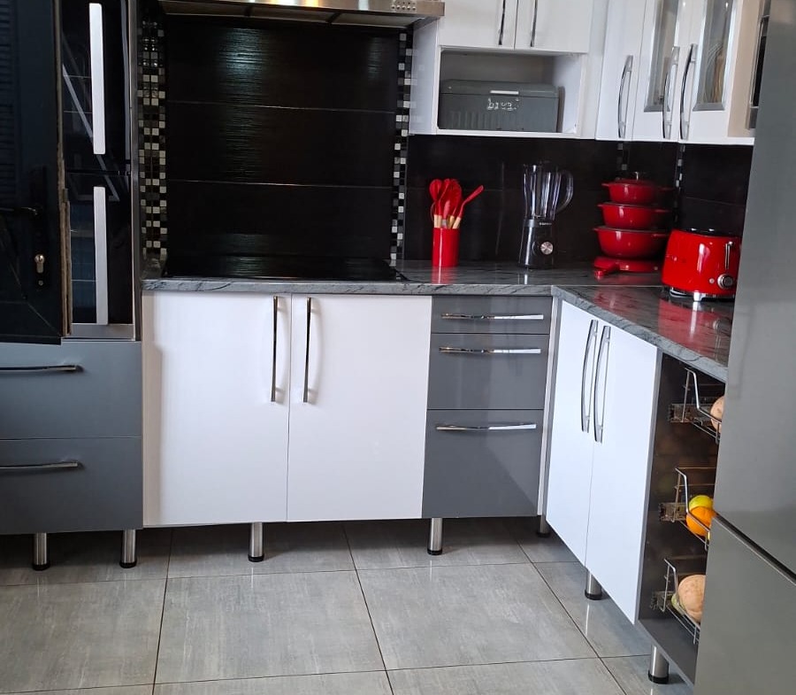 Charming & Secure 4-Bedroom Family Haven in West Bank, King Williams Town