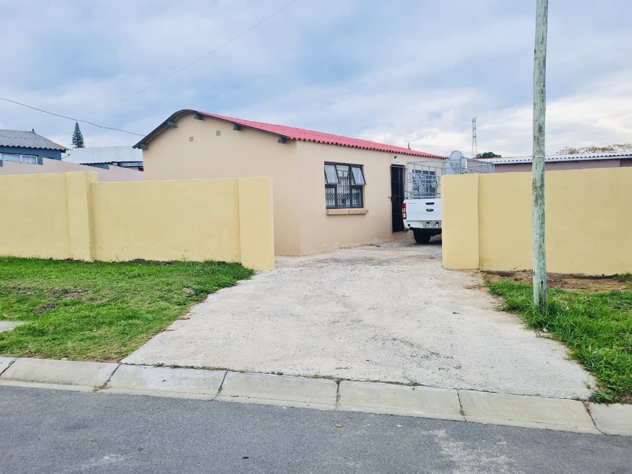 2 CHARMING 2 BEDROOM HOME – WELL MAINTAINED AND SECURED
