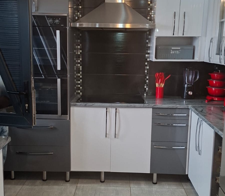Charming & Secure 4-Bedroom Family Haven in West Bank, King Williams Town