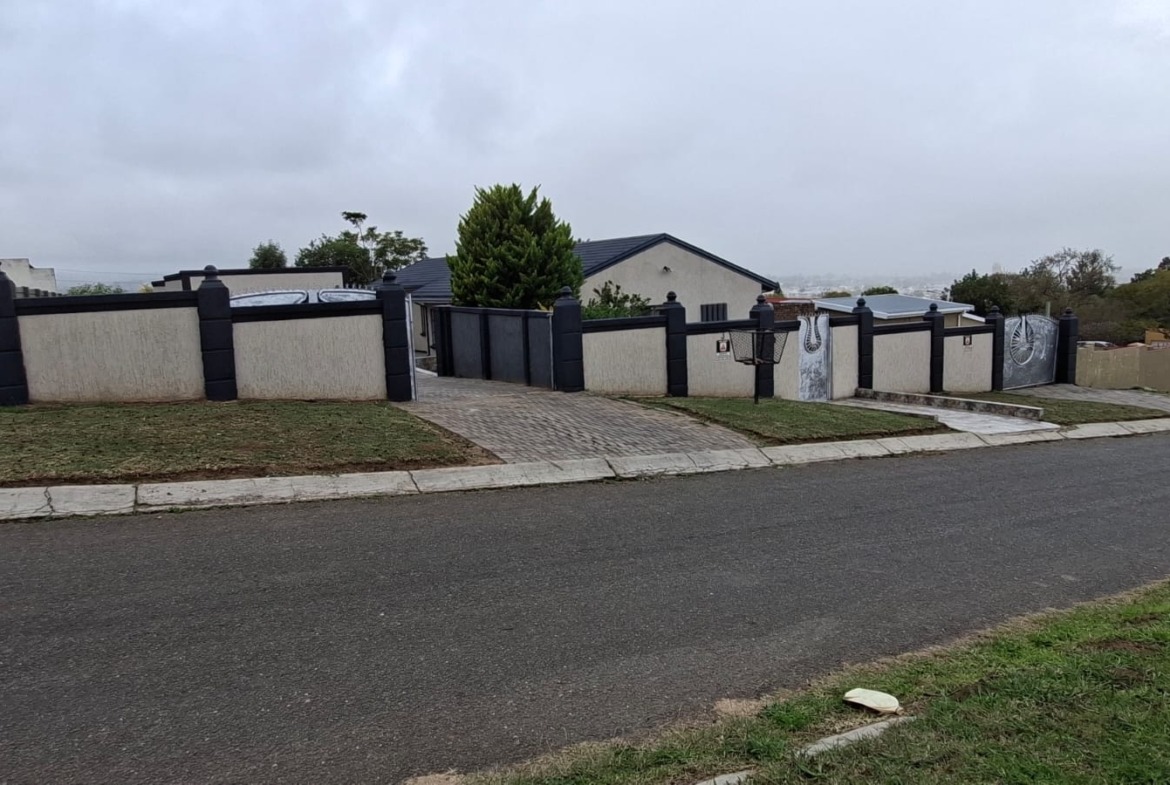 Charming & Secure 4-Bedroom Family Haven in West Bank, King Williams Town