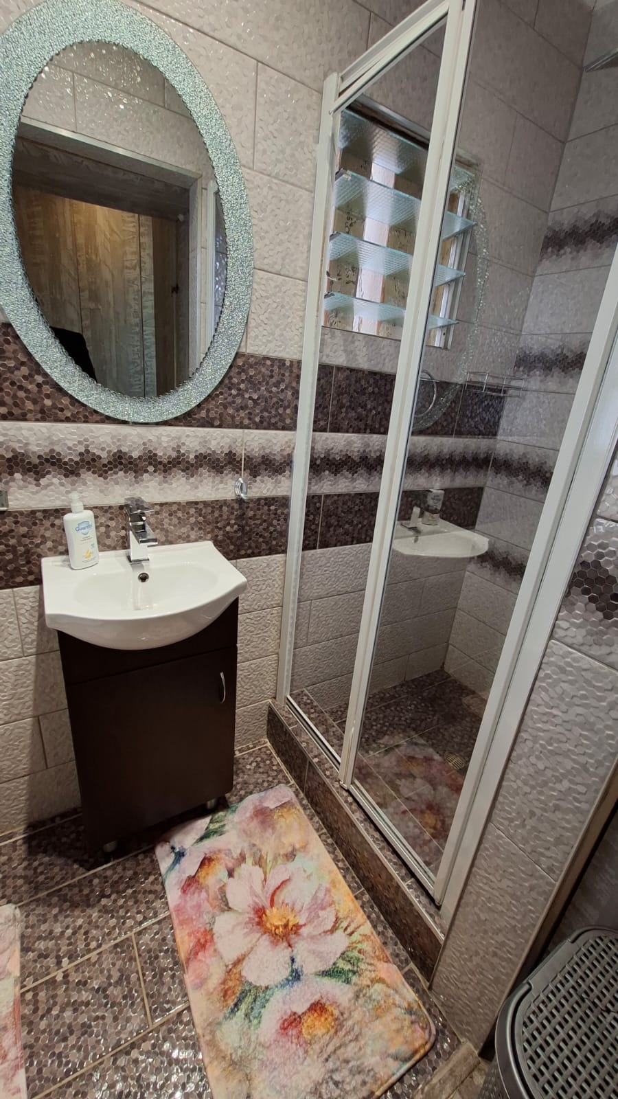 35 Charming & Secure 4-Bedroom Family Haven in West Bank, King Williams Town