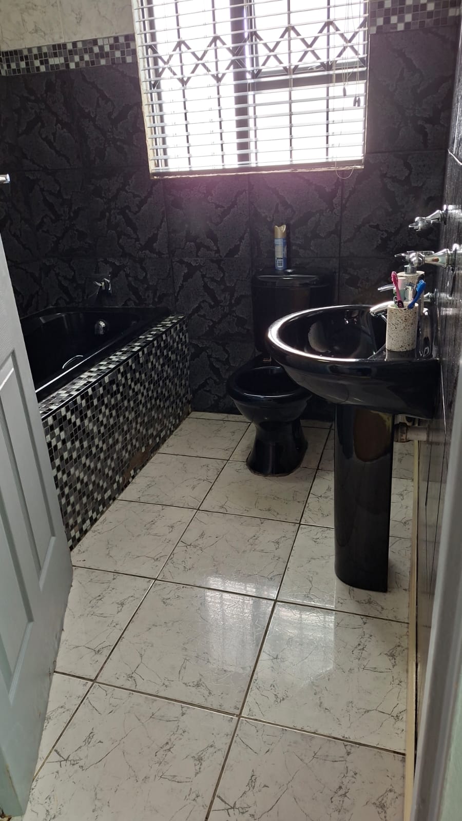 38 Charming & Secure 4-Bedroom Family Haven in West Bank, King Williams Town