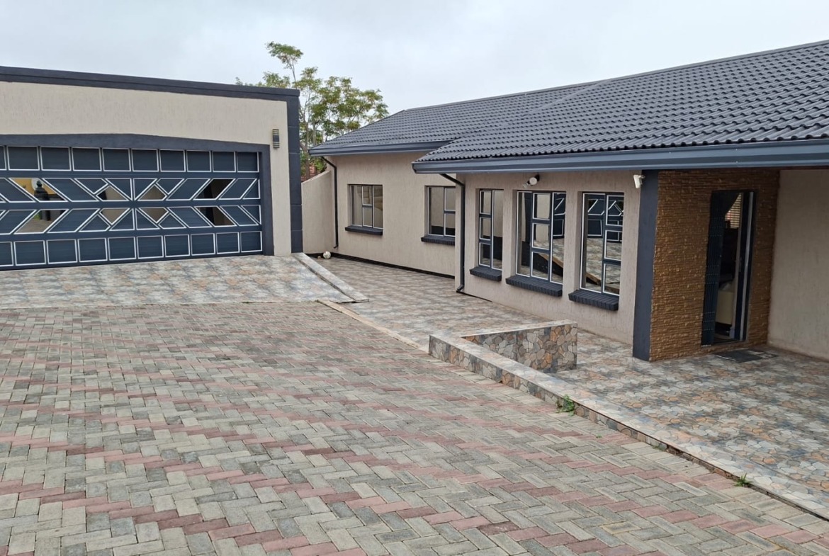 Charming & Secure 4-Bedroom Family Haven in West Bank, King Williams Town