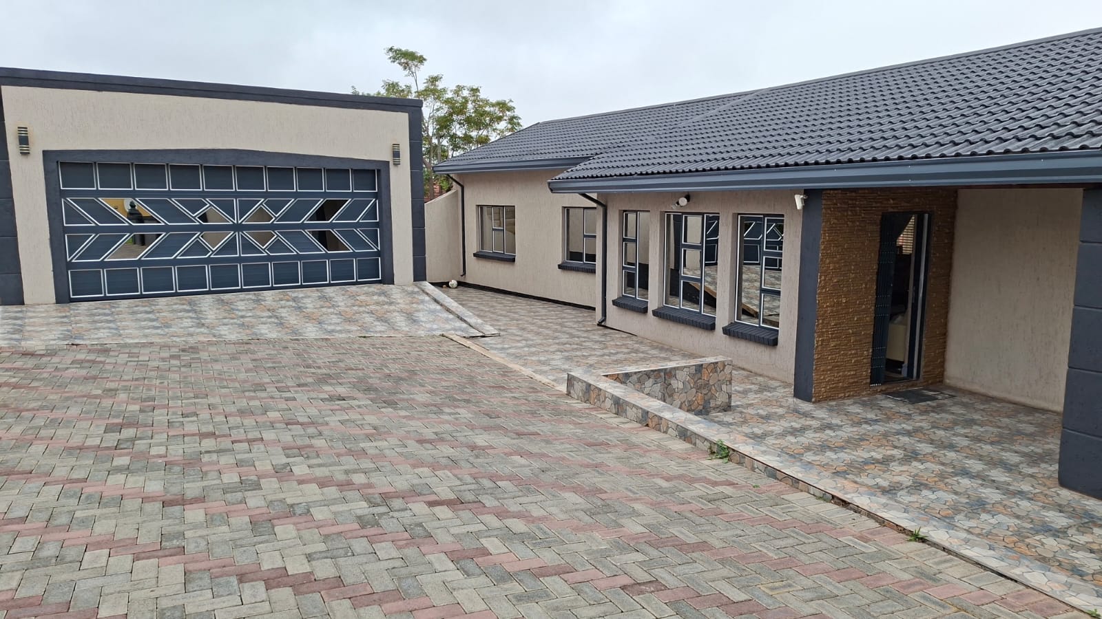 4 Charming & Secure 4-Bedroom Family Haven in West Bank, King Williams Town