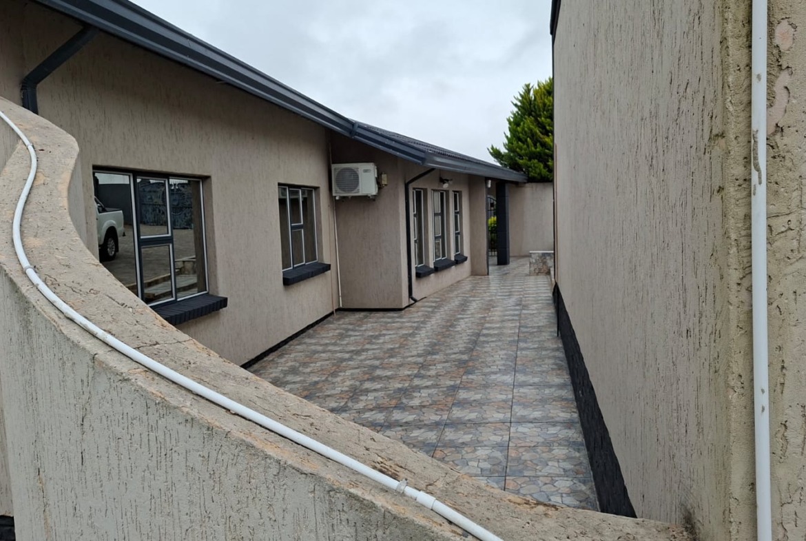 Charming & Secure 4-Bedroom Family Haven in West Bank, King Williams Town