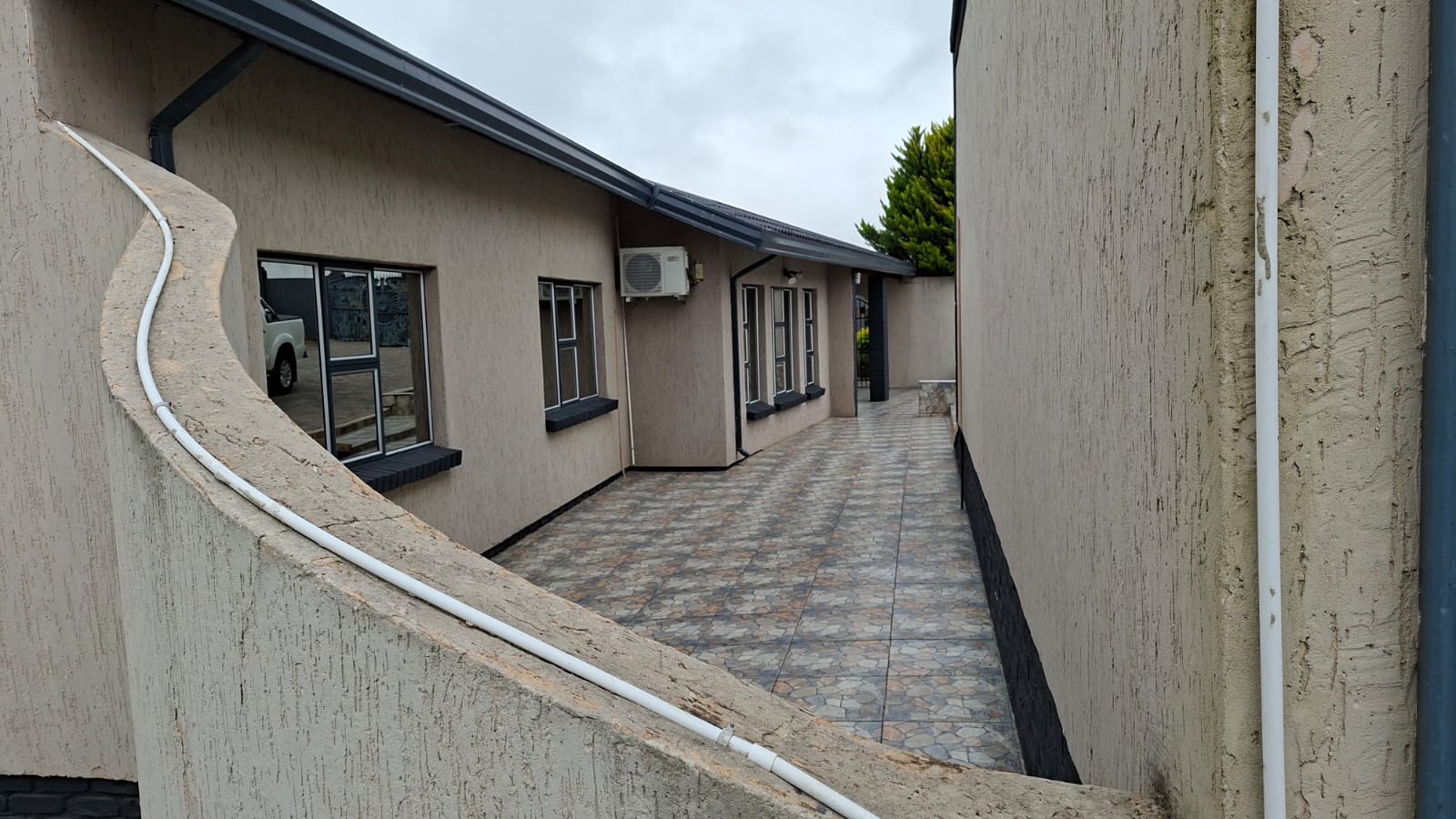 41 Charming & Secure 4-Bedroom Family Haven in West Bank, King Williams Town