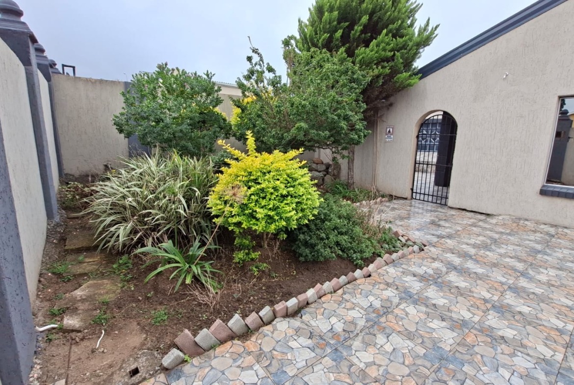 Charming & Secure 4-Bedroom Family Haven in West Bank, King Williams Town