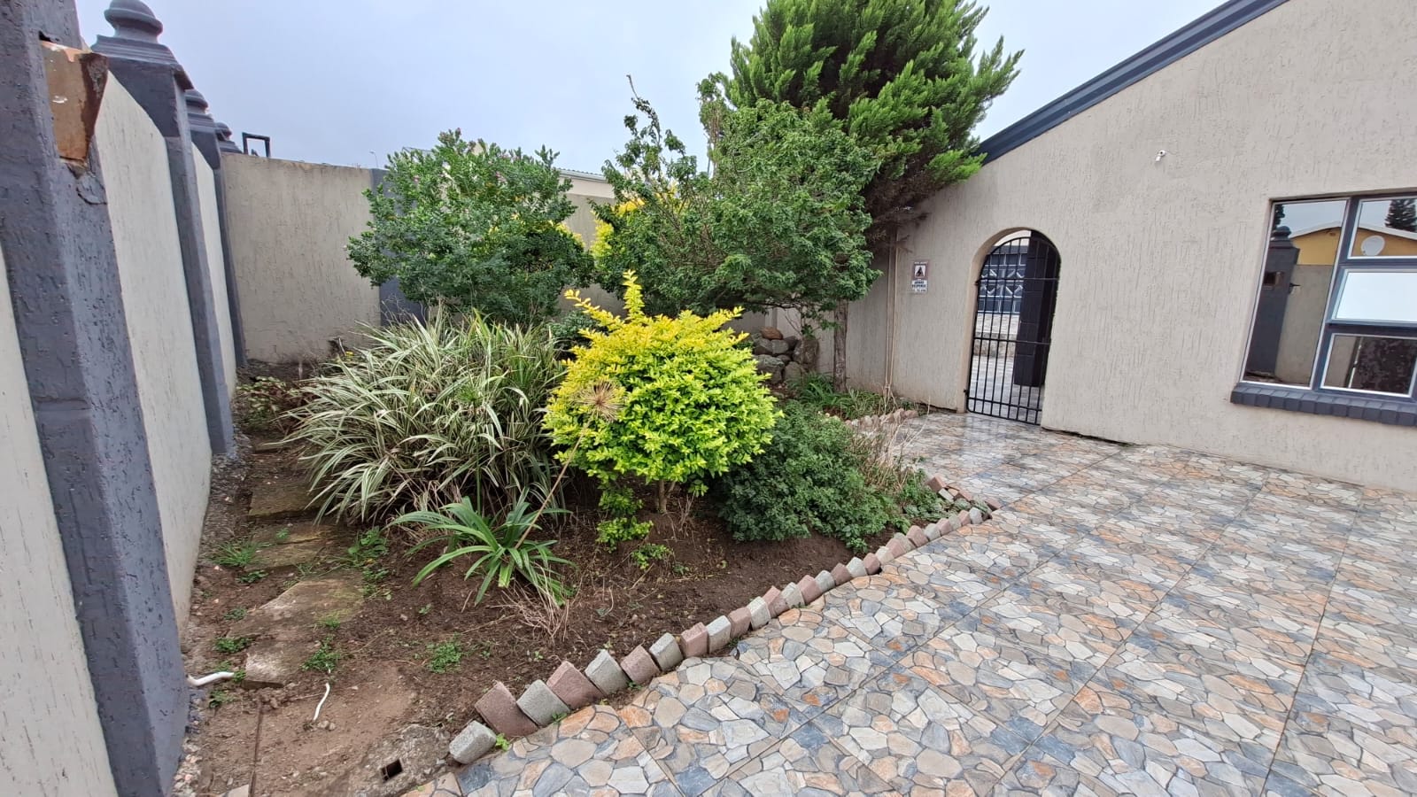 42 Charming & Secure 4-Bedroom Family Haven in West Bank, King Williams Town