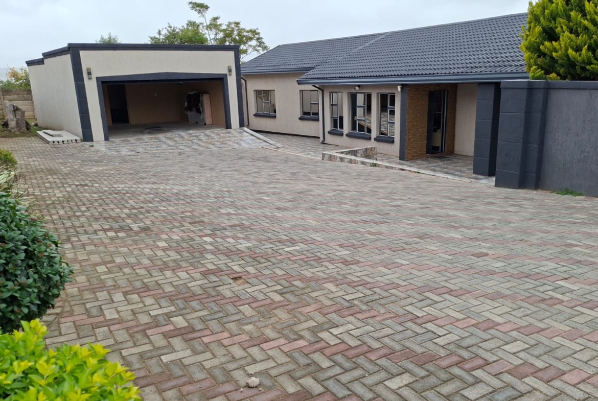 Charming & Secure 4-Bedroom Family Haven in West Bank, King Williams Town