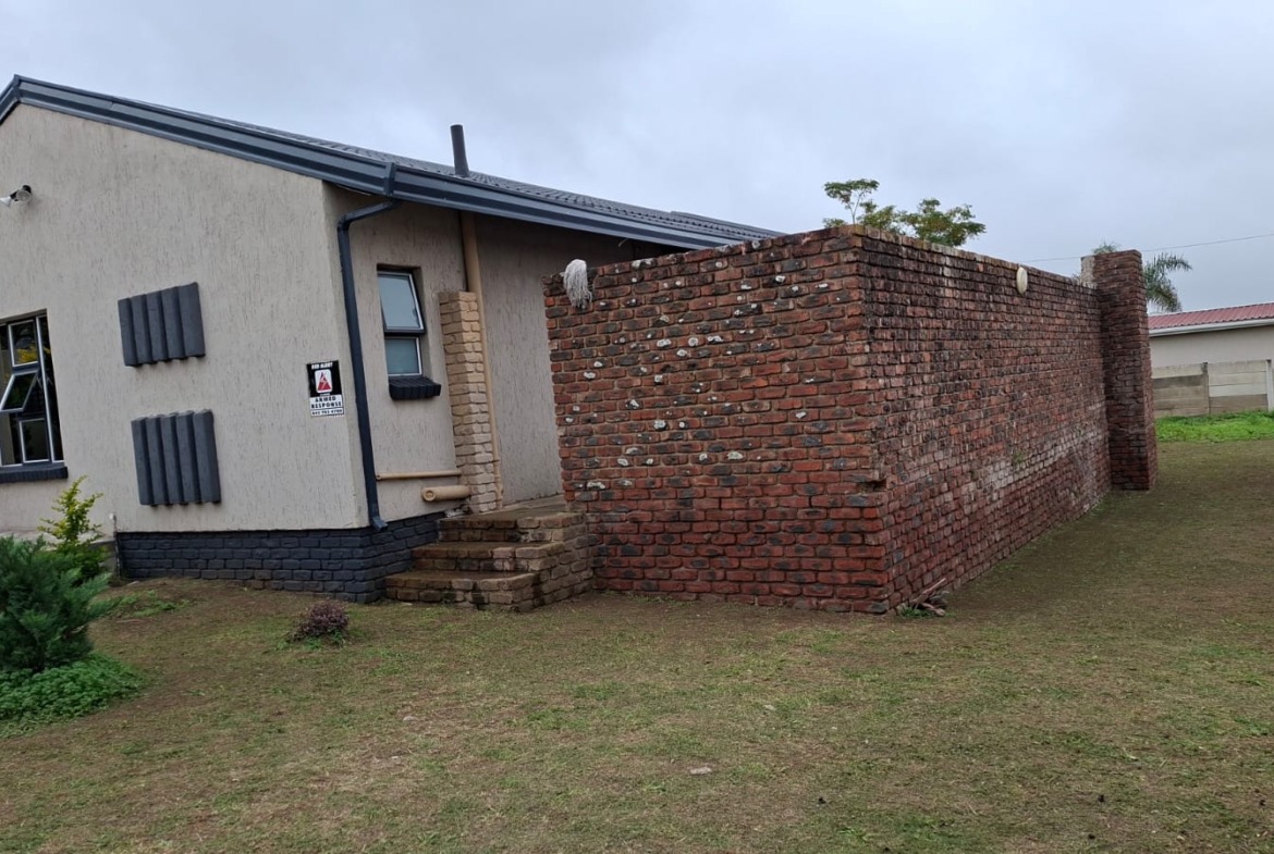 Charming & Secure 4-Bedroom Family Haven in West Bank, King Williams Town