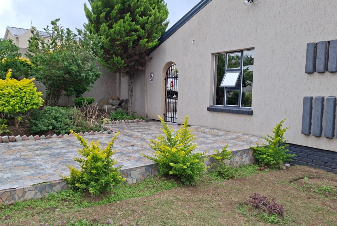Charming & Secure 4-Bedroom Family Haven in West Bank, King Williams Town