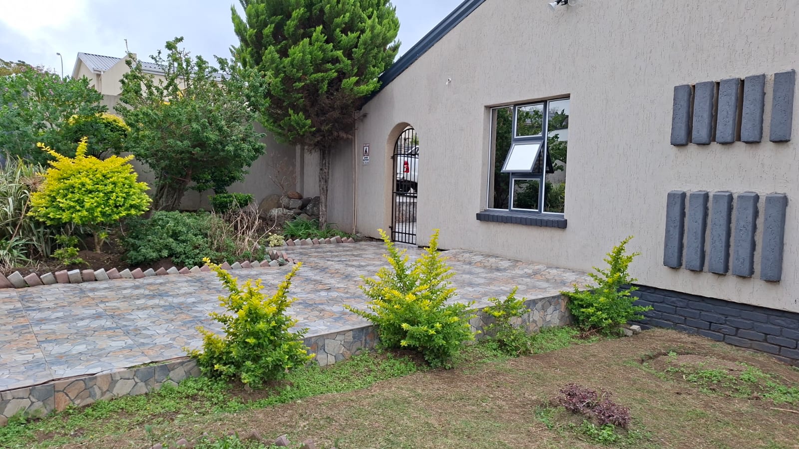 46 Charming & Secure 4-Bedroom Family Haven in West Bank, King Williams Town