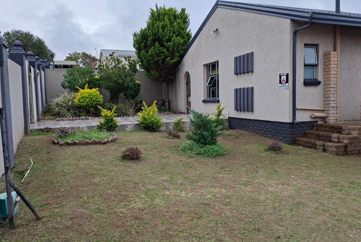 Charming & Secure 4-Bedroom Family Haven in West Bank, King Williams Town