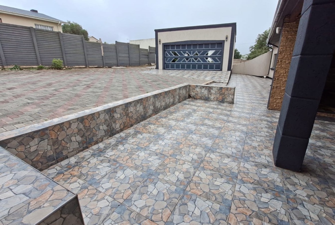 Charming & Secure 4-Bedroom Family Haven in West Bank, King Williams Town