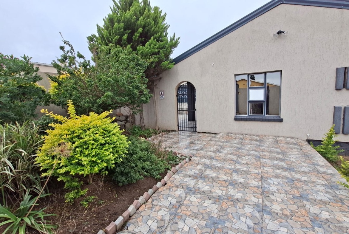 Charming & Secure 4-Bedroom Family Haven in West Bank, King Williams Town