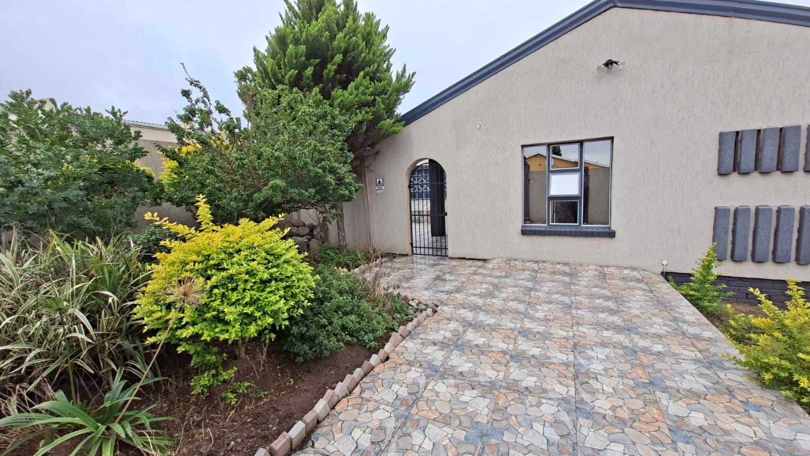 50 Charming & Secure 4-Bedroom Family Haven in West Bank, King Williams Town