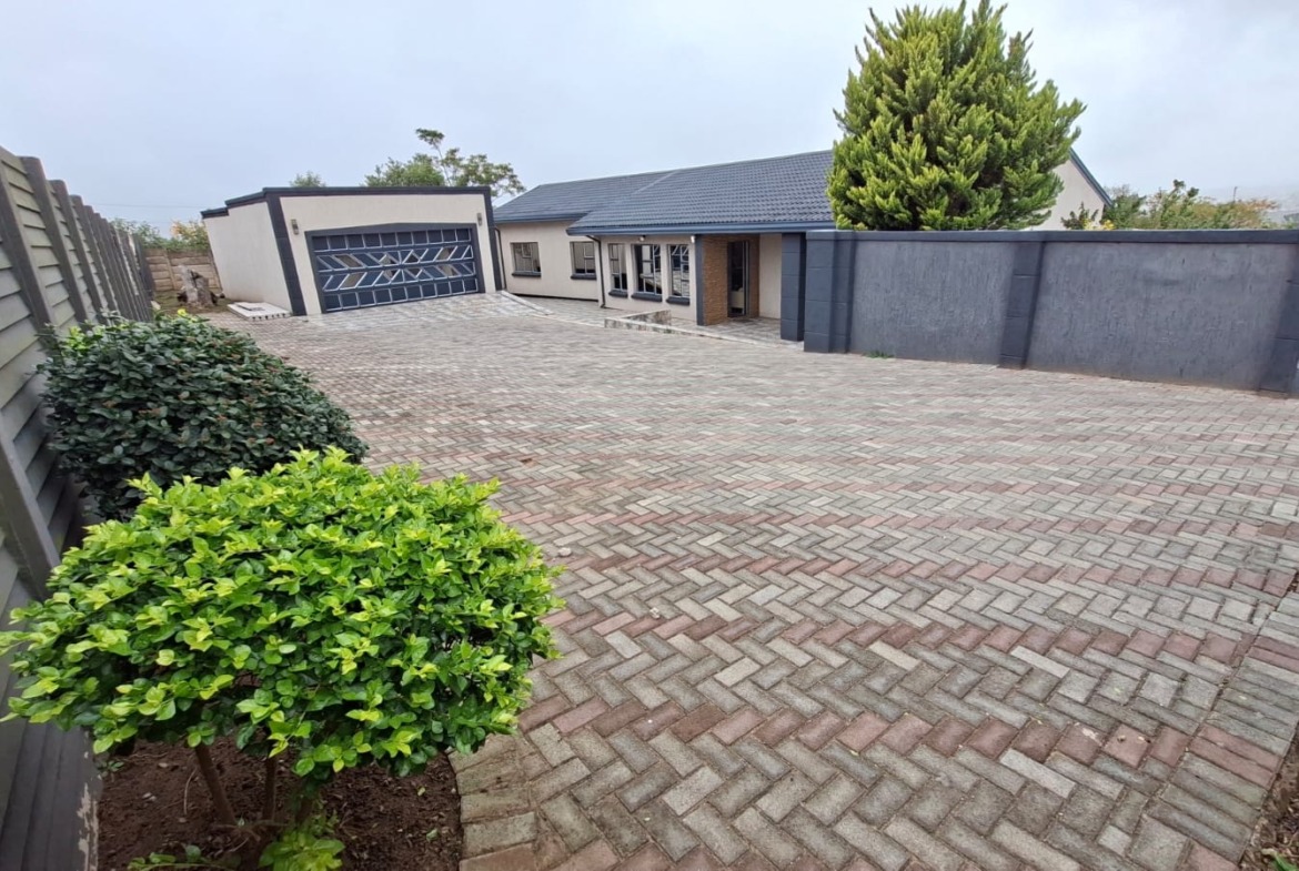 Charming & Secure 4-Bedroom Family Haven in West Bank, King Williams Town