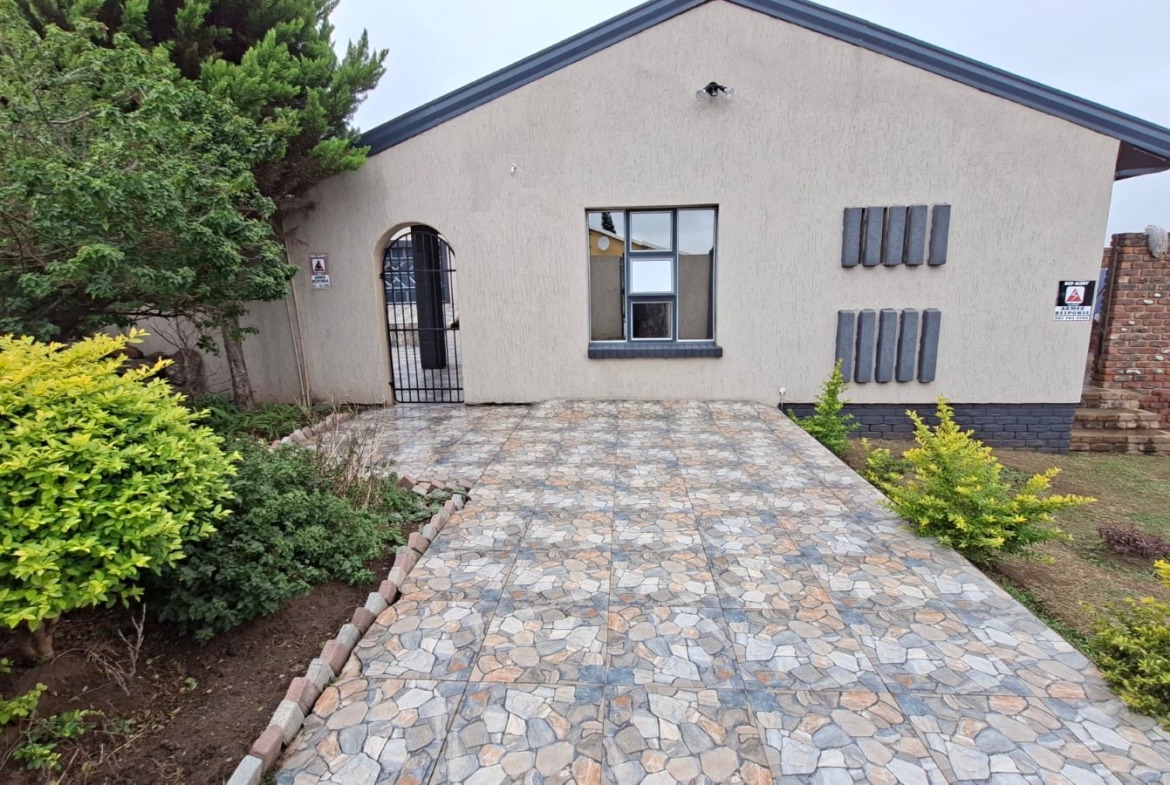 Charming & Secure 4-Bedroom Family Haven in West Bank, King Williams Town
