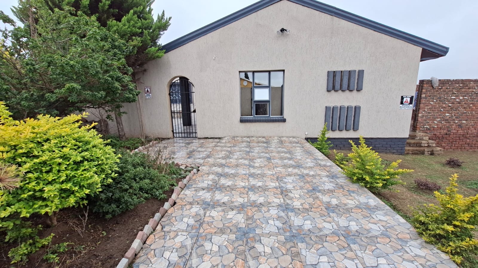 8 Charming & Secure 4-Bedroom Family Haven in West Bank, King Williams Town