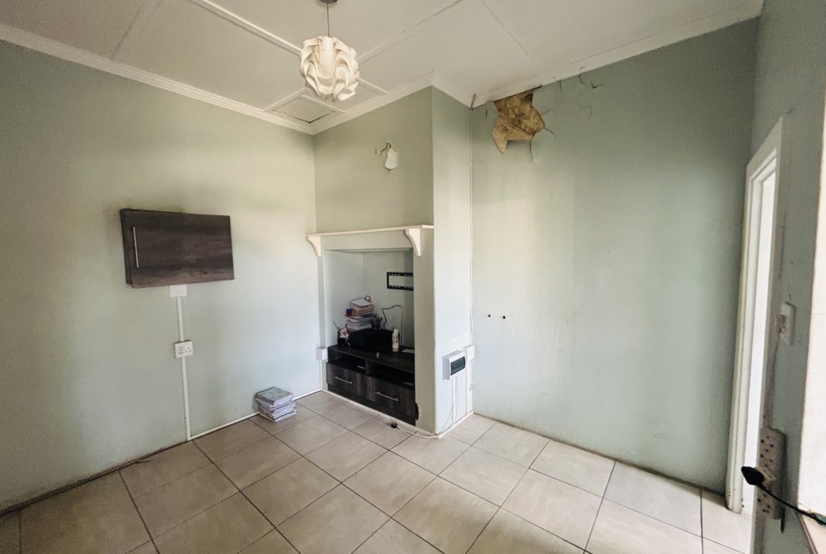 Spacious Family Home with Approved Four-room Extention Plan