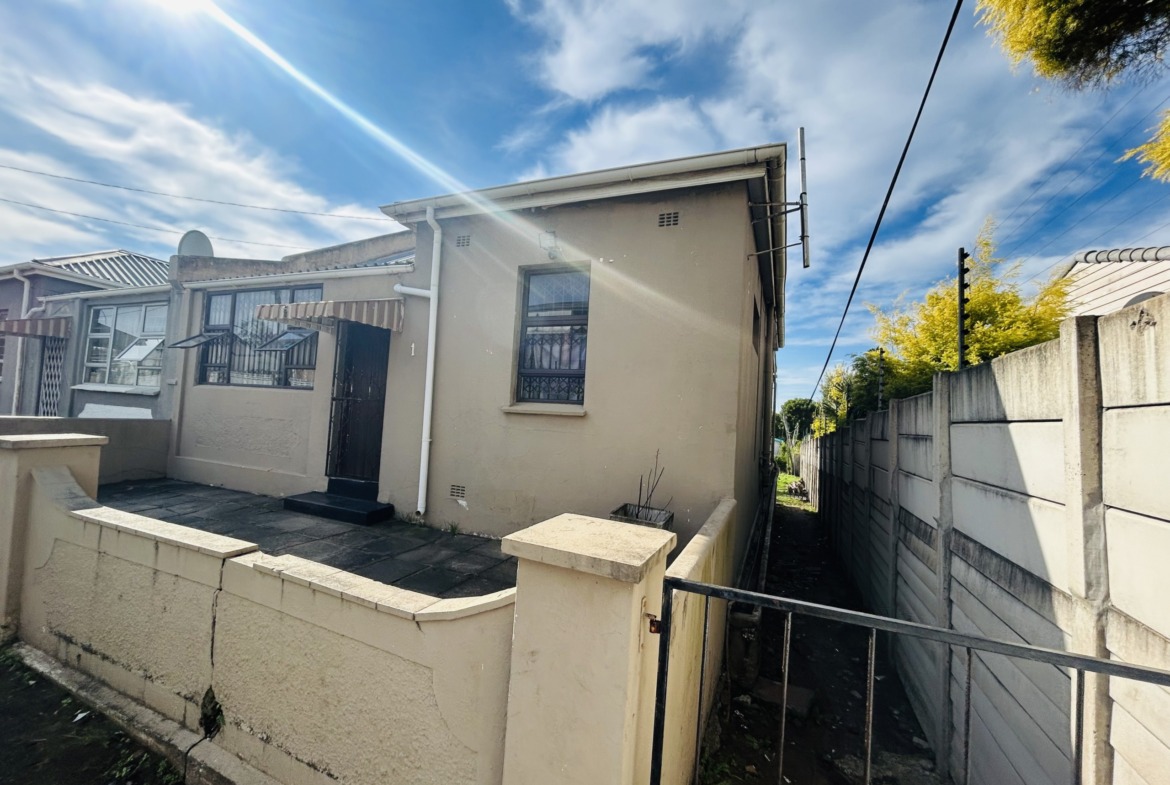 Spacious Family Home with Approved Four-room Extention Plan