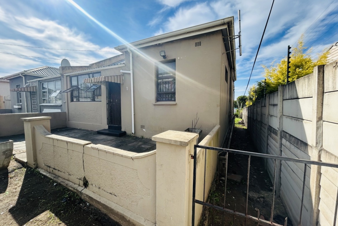 Spacious Family Home with Approved Four-room Extention Plan