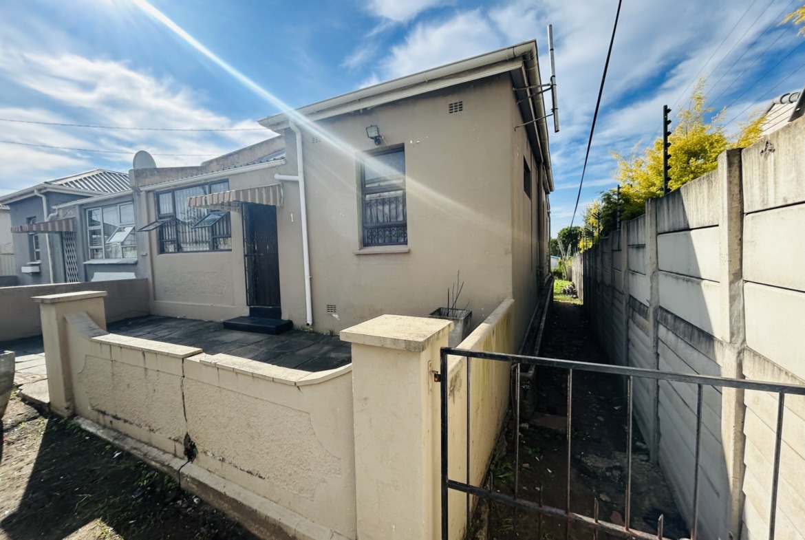 Spacious Family Home with Approved Four-room Extention Plan