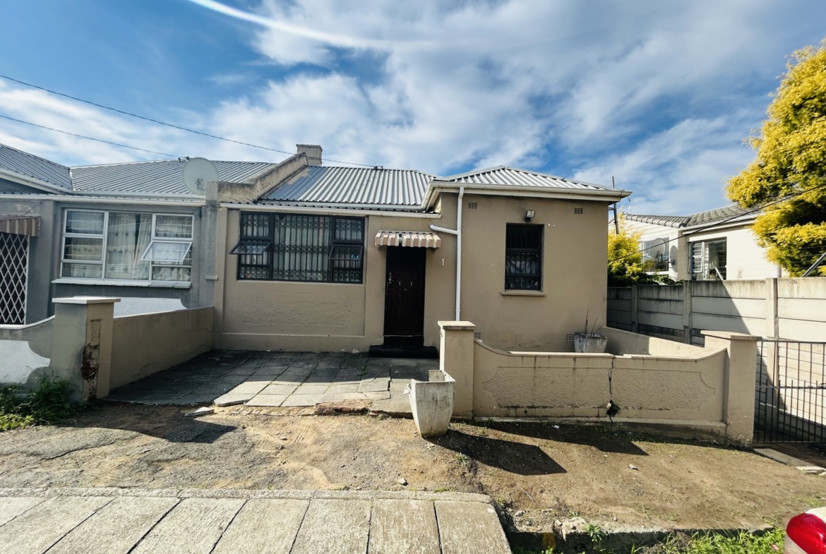 Spacious Family Home with Approved Four-room Extention Plan