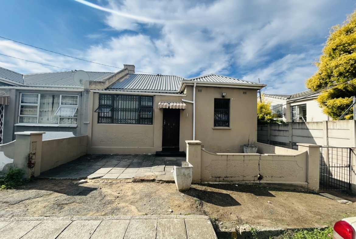 Spacious Family Home with Approved Four-room Extention Plan