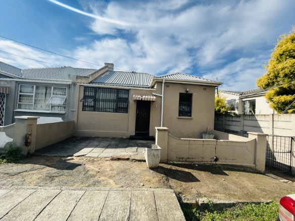 Spacious Family Home with Approved Four-room Extention Plan