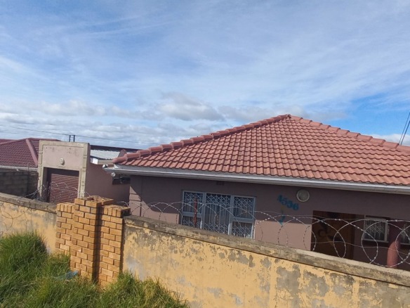 Spacious 6-Bedroom Property with Excellent Income Potential!