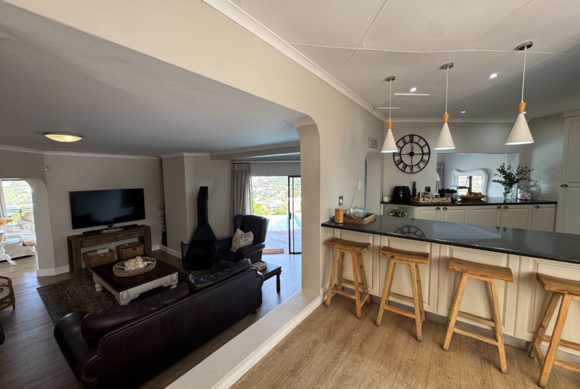 Luxurious Beacon Bay Family Home with Pool