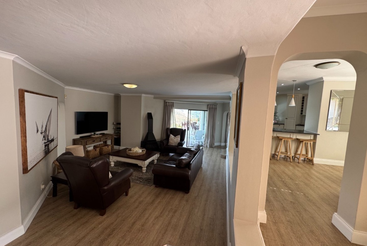 Luxurious Beacon Bay Family Home with Pool
