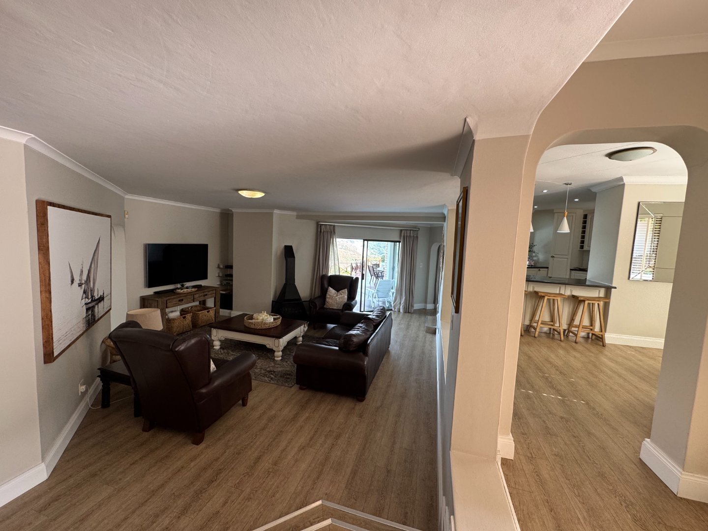12 Luxurious Beacon Bay Family Home with Pool