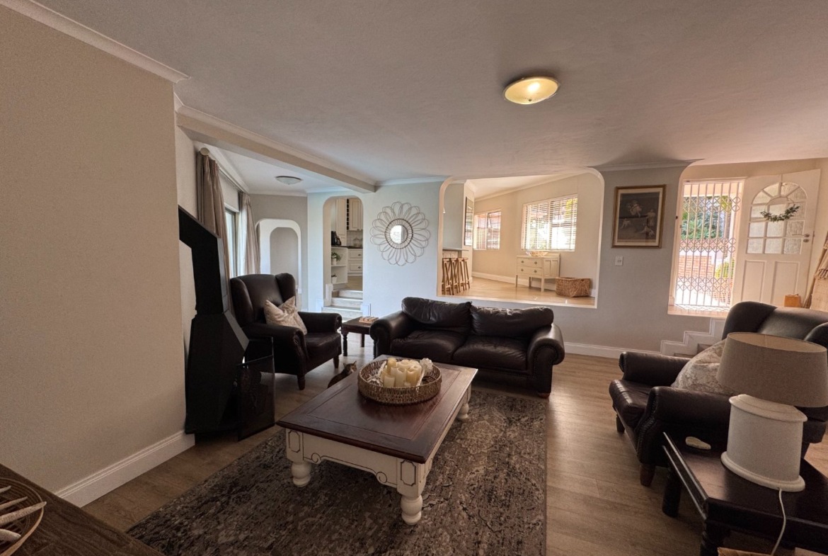 Luxurious Beacon Bay Family Home with Pool